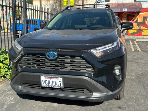 Used 2023 Toyota RAV4 XLE Premium image 5