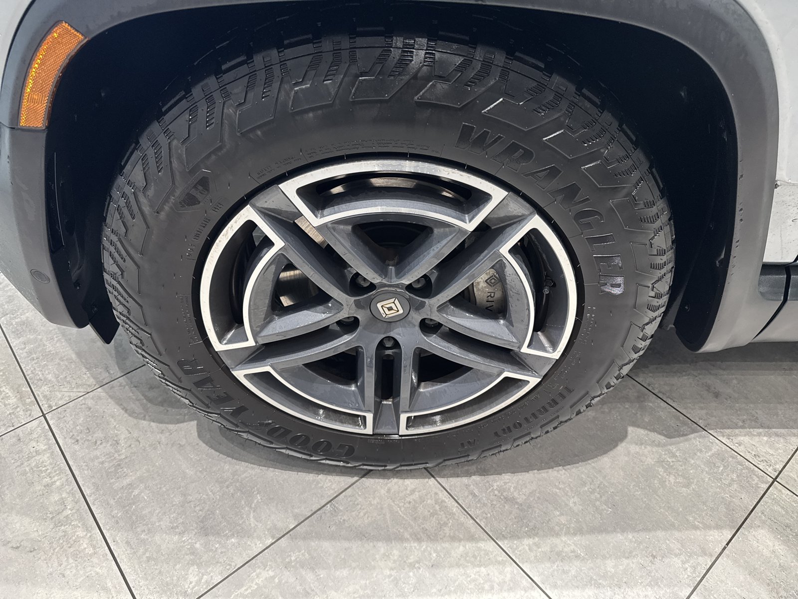 Used 2025 Rivian R1S Adventure Dual AWD/4WD image 11