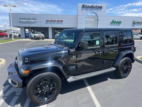 Used 2025 Jeep Wrangler Unlimited Sahara AWD/4WD image 3