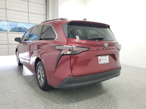 Certified 2023 Toyota Sienna LE FWD image 7