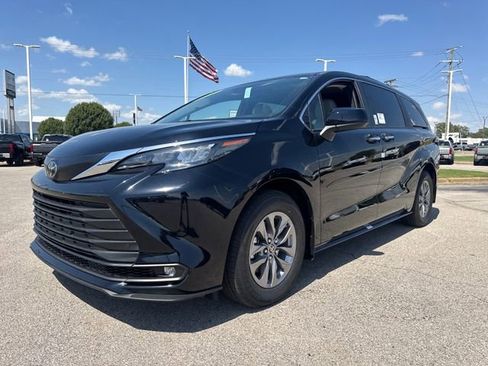 New 2026 Toyota Sienna XLE FWD image 2