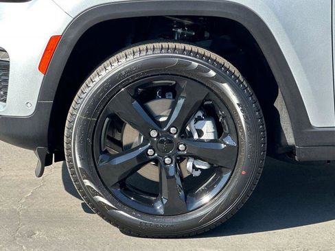 New 2025 Jeep Grand Cherokee Limited w/ Luxury Tech Group II image 26