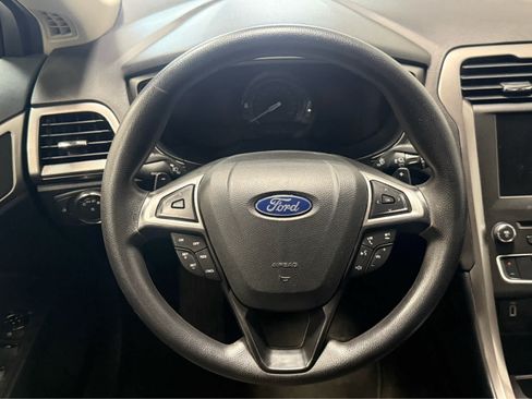Used 2018 Ford Fusion SE w/ Fusion SE Technology Package FWD image 17