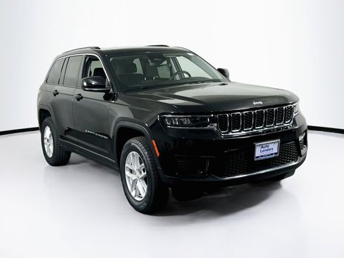 Used 2023 Jeep Grand Cherokee Laredo image 3