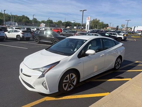 Used 2017 Toyota Prius Four Touring w/ Premium Convenience Package FWD image 2