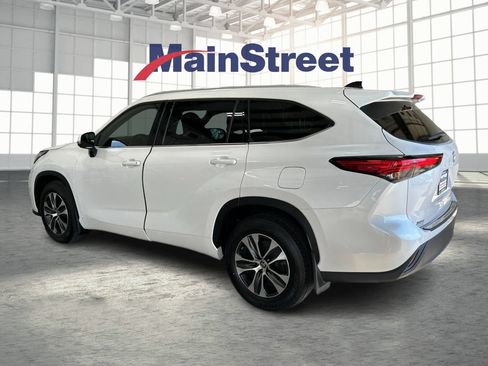 Used 2022 Toyota Highlander XLE AWD/4WD image 3