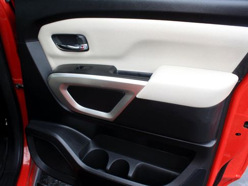 Used 2022 Nissan Titan SV w/ SV Convenience Package image 39