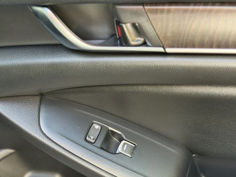 Used 2019 Honda Accord Touring image 9