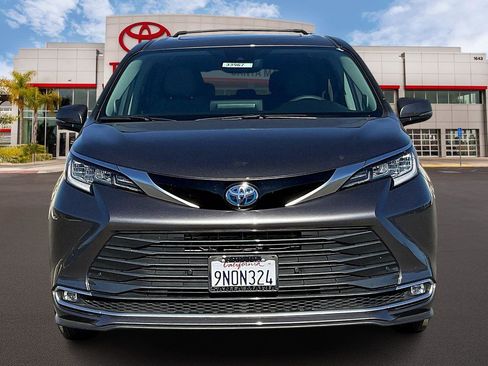 Certified 2024 Toyota Sienna Limited image 3