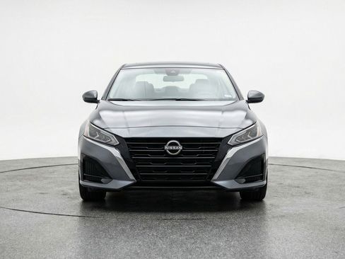 Used 2025 Nissan Altima 2.5 SV FWD image 2