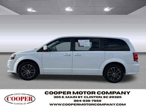 Used 2018 Dodge Grand Caravan SE image 4