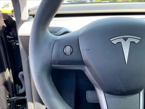 Used 2024 Tesla Model Y Long Range AWD/4WD image 11