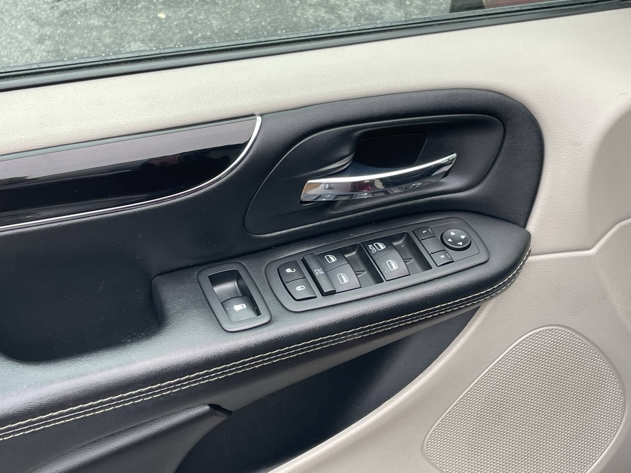 Used 2019 Dodge Grand Caravan SXT FWD image 29
