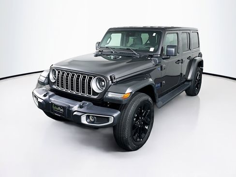 Used 2025 Jeep Wrangler Unlimited Sahara AWD/4WD image 3
