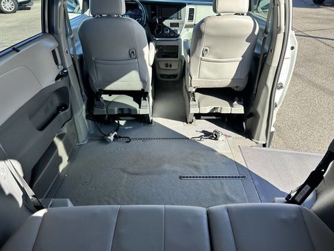 Used 2018 Toyota Sienna XLE Premium image 9