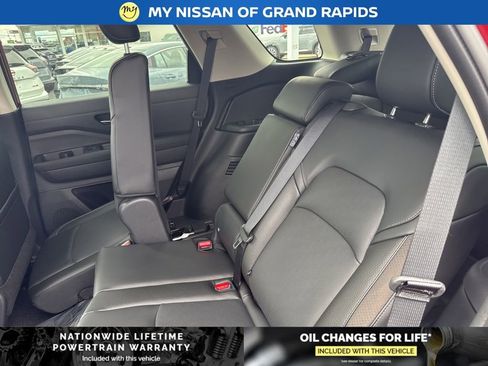 New 2026 Nissan Pathfinder SL image 6