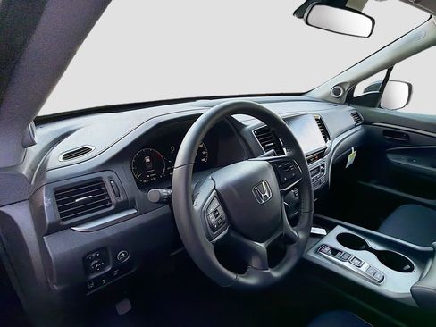 Used 2025 Honda Ridgeline Sport image 9