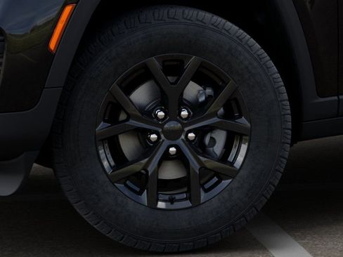 New 2025 Jeep Grand Cherokee Altitude image 8