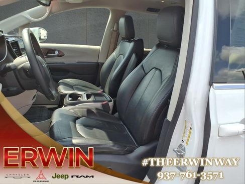 Used 2017 Chrysler Pacifica Touring-L FWD image 12