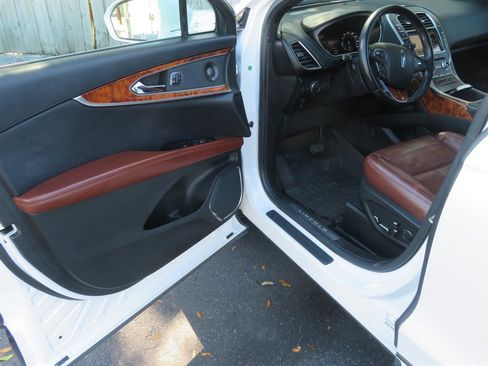 Used 2017 Lincoln MKX Reserve w/ Driver Assistance Package image 9