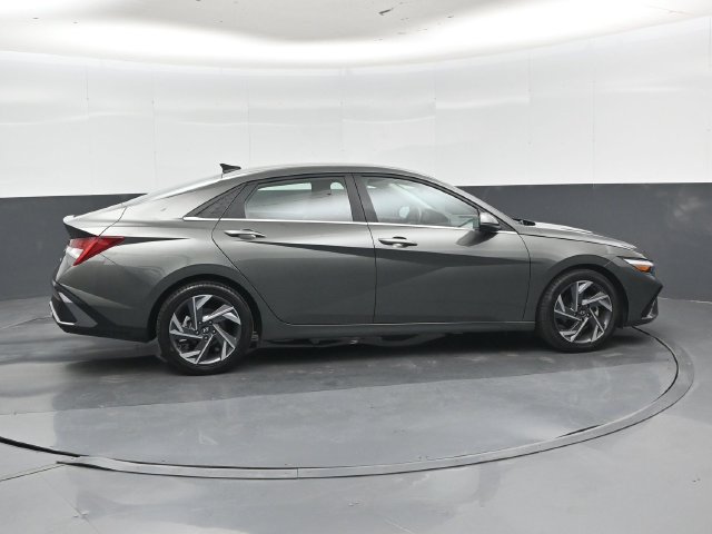 Used 2024 Hyundai Elantra Limited FWD image 2