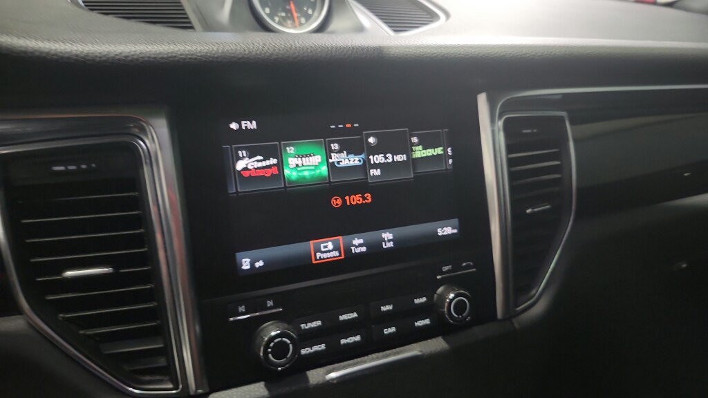 Used 2018 Porsche Macan AWD/4WD image 25