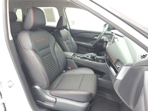 Used 2025 Nissan Rogue SV image 43