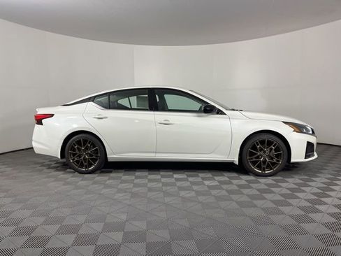 New 2025 Nissan Altima 2.5 SR image 11