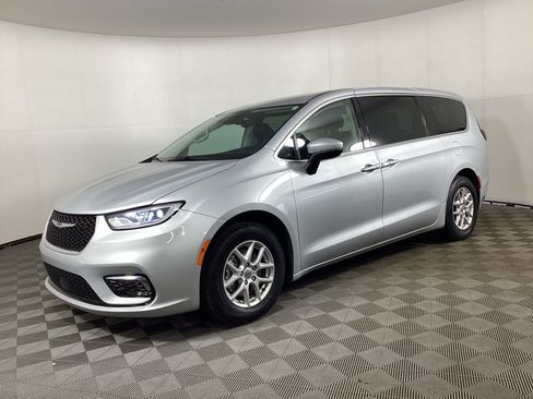 Used 2023 Chrysler Pacifica Touring-L FWD image 5