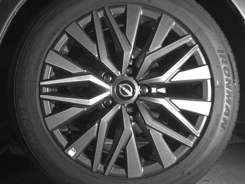 Used 2025 Nissan Altima 2.5 SV FWD image 14