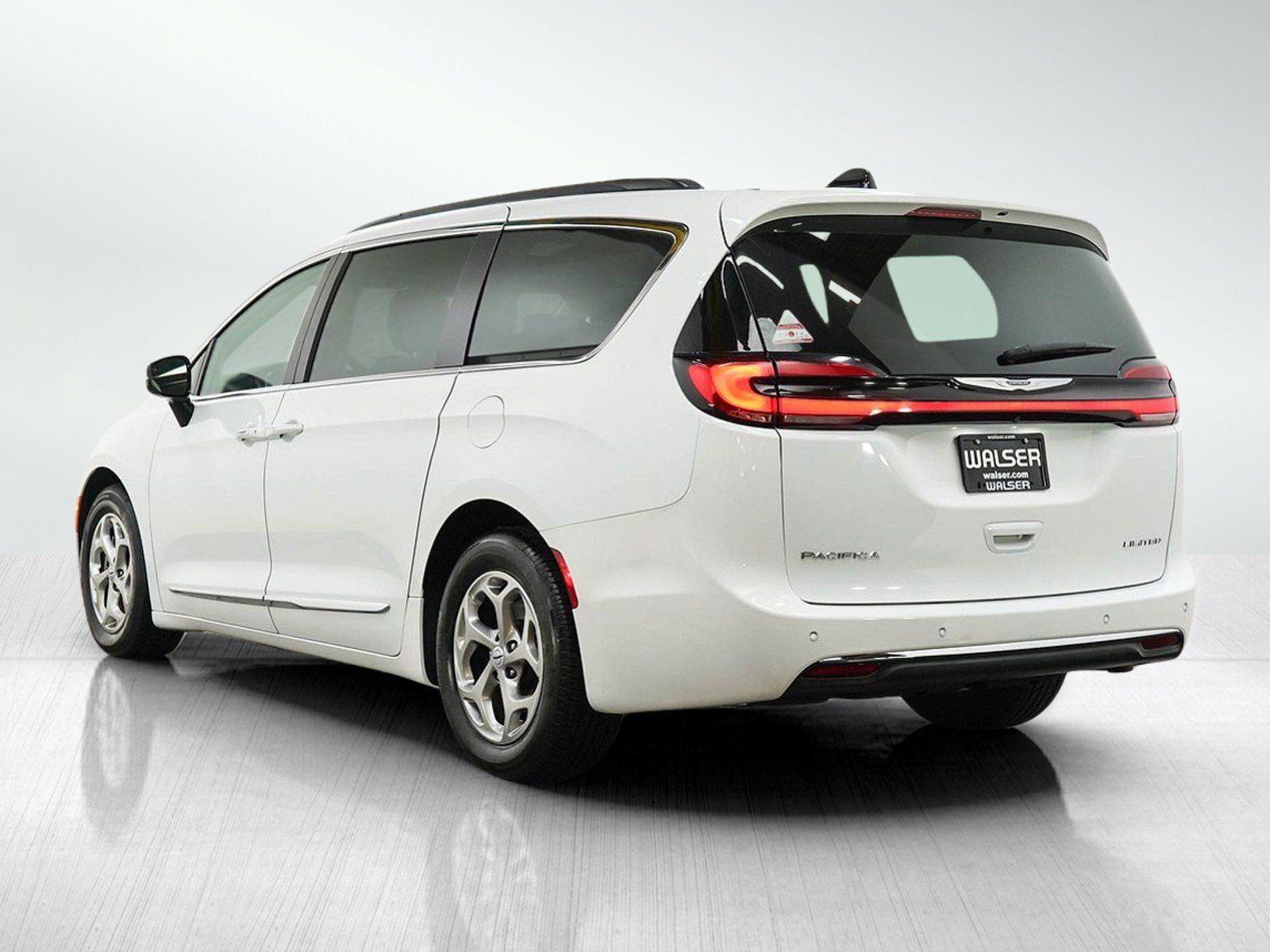 Used 2023 Chrysler Pacifica Limited FWD image 3