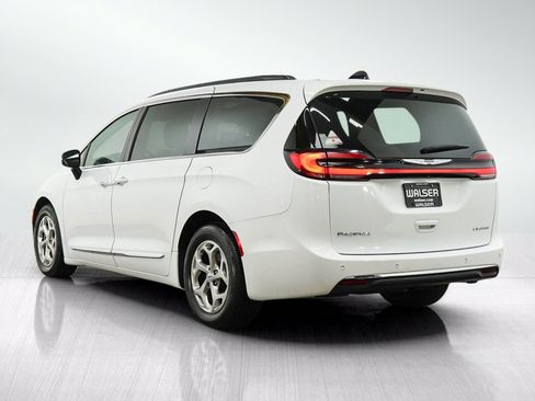Used 2023 Chrysler Pacifica Limited FWD image 3