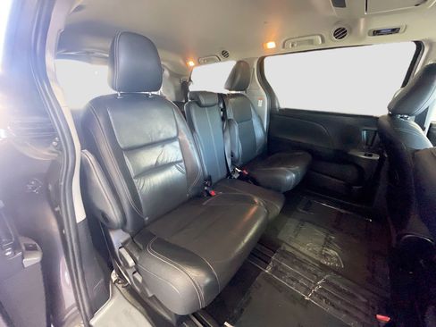 Used 2017 Toyota Sienna SE Premium FWD image 18