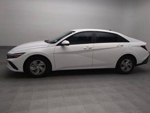 Used 2025 Hyundai Elantra SE FWD image 2
