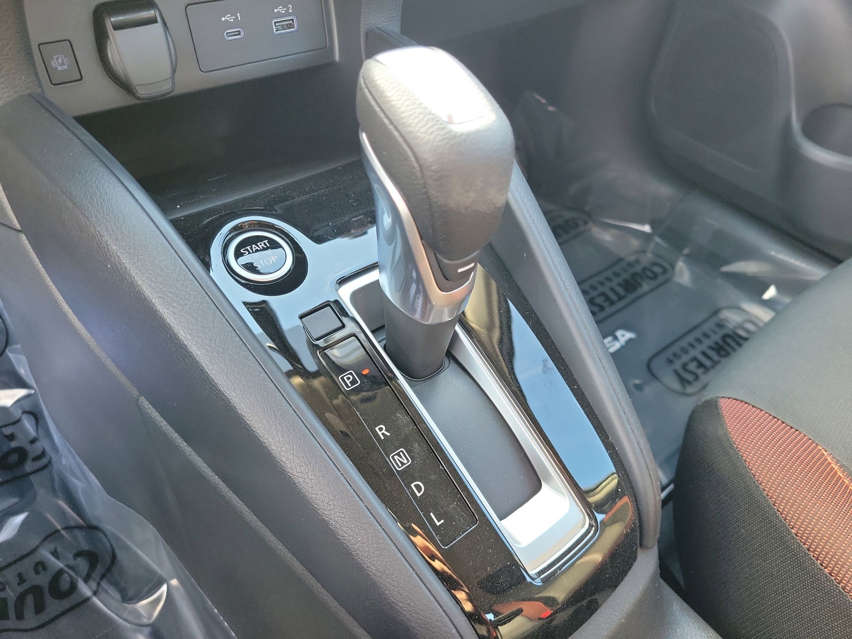 New 2025 Nissan Versa SR w/ Trunk Package FWD image 28