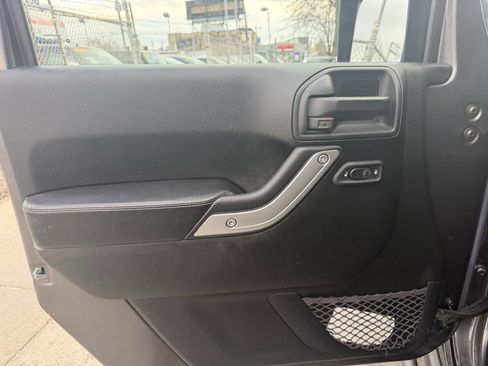 Used 2016 Jeep Wrangler Unlimited Rubicon image 9