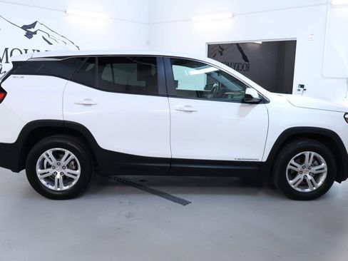 Used 2024 GMC Terrain SLE image 8