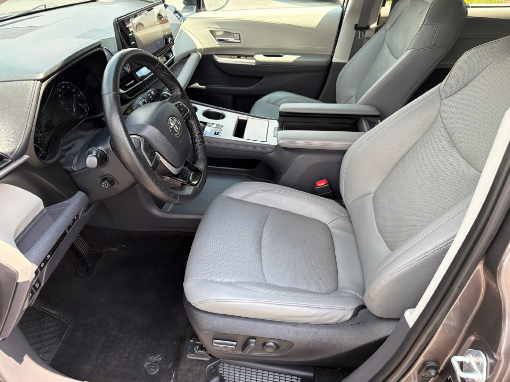Used 2022 Toyota Sienna Limited AWD/4WD image 11