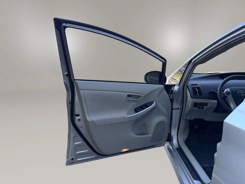 Used 2014 Toyota Prius Three image 11