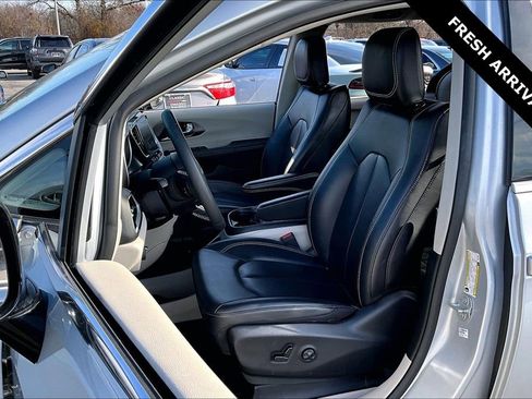Used 2024 Chrysler Pacifica Touring-L image 20