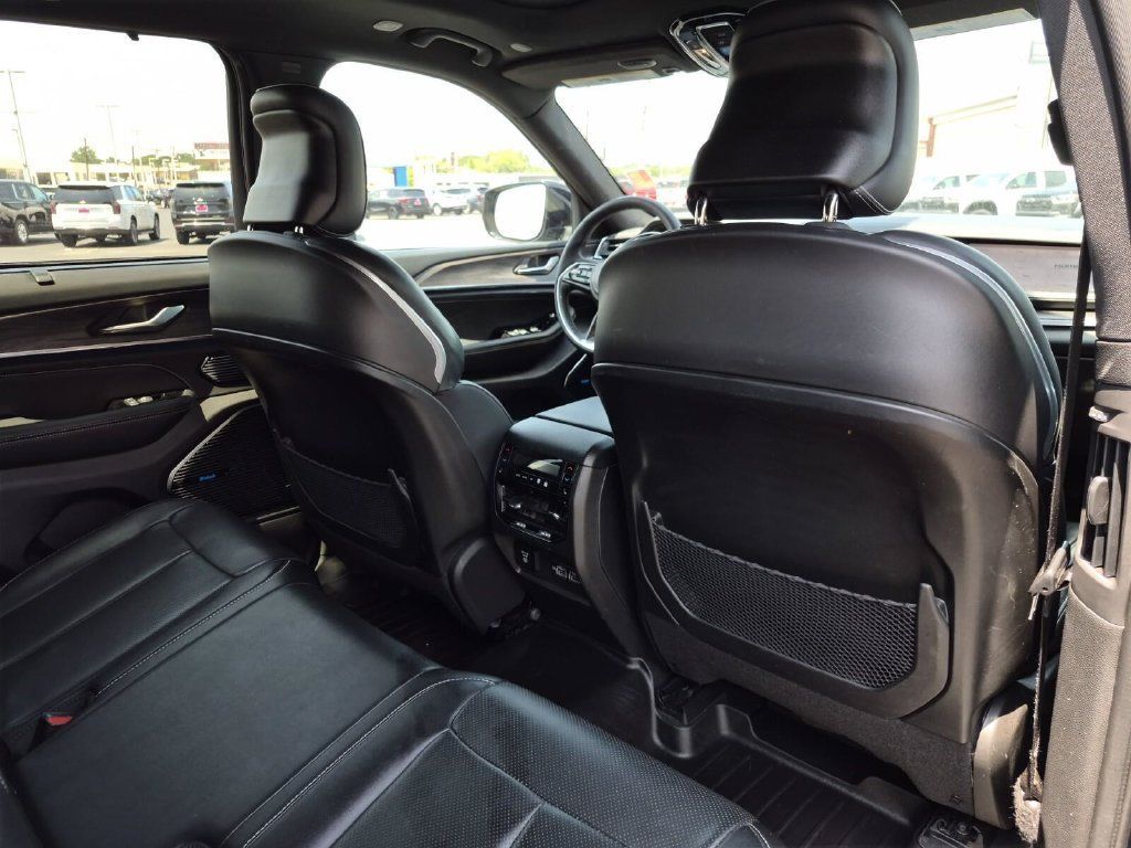 Used 2023 Jeep Grand Cherokee Overland w/ Luxury Tech Group IV AWD/4WD image 17