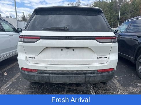 Used 2023 Jeep Grand Cherokee Limited w/ Black Appearance Package AWD/4WD image 5