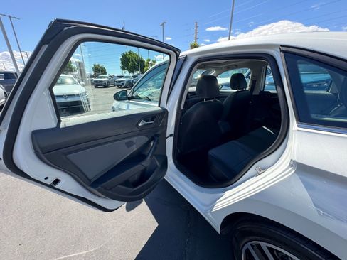 Used 2025 Volkswagen Jetta SE image 12