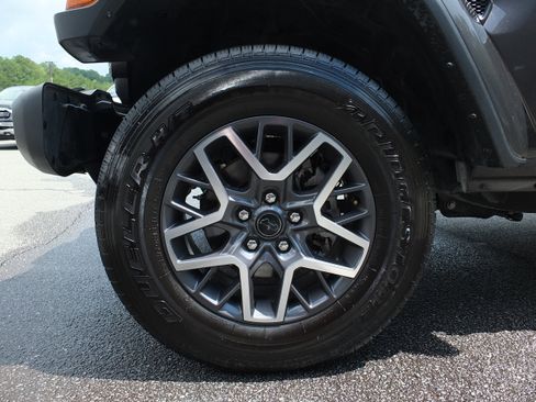 Used 2025 Jeep Wrangler Unlimited Sahara AWD/4WD image 9