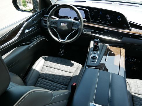 Certified 2024 Cadillac Escalade ESV Premium Luxury Platinum AWD/4WD image 7
