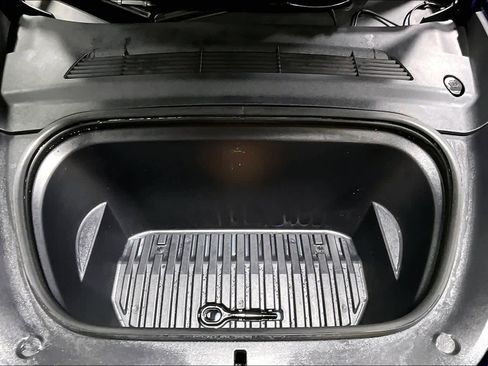 Used 2024 Tesla Model Y Long Range image 31