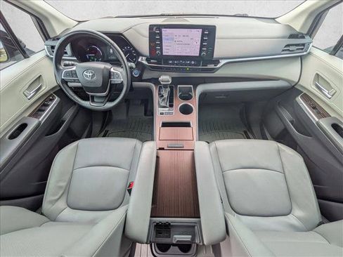 Used 2024 Toyota Sienna XLE image 18