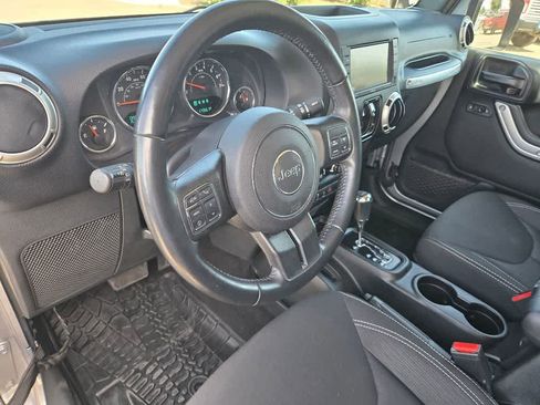 Used 2018 Jeep Wrangler Unlimited Sahara w/ Connectivity Group AWD/4WD image 10