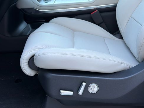 New 2026 Lincoln Navigator Reserve AWD/4WD image 18