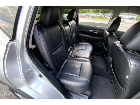 Used 2020 Nissan Rogue SV FWD image 25